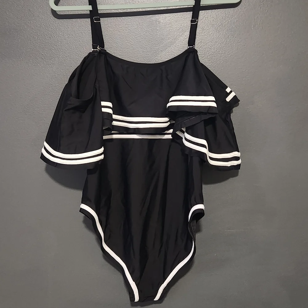 Meet.Curve Meet Curve Women's New NWT Black White XL One Piece Swimsuit - Picture 3 of 5